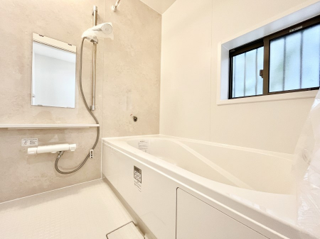 �����@������B�������`Bath Room�`�@���t���̃o�X���[���́A�̌������薾�邭�C�����̗ǂ���Ԃł��B�������邱�ƂŁA���C�����ǍD�B������芰����o�X���[���ŁA�����̃o�X�^�C�����y���݂ɂȂ肻���ł��B