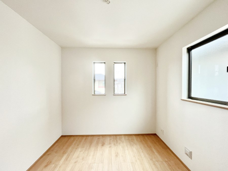 ���̑����ρ@������B�������`Bed Room�`�@�؂̉����肪�₳�����t���[�����O�͈��炬�������炷�v���C�x�[�g��ԁB����߂̃t���[�����O�ł��̂ŁA�ǎ��Ƃ��}�b�`���A���������X�ɍL�������Ă������ʂ��B