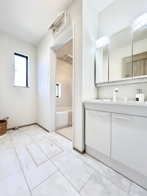 ���̑��@�����`Dressing Room�`�@�Â��Ȃ肪���Ȑ��ʏ�����������ƍ̌��Ɗ��C���\�Ȃ̂ŋC�����悭���g�������܂��B�O�ʋ��^�C�v�̐��ʑ�͋������[�ŎU�炩�肪���Ȑ��ʏ����X�b�L����