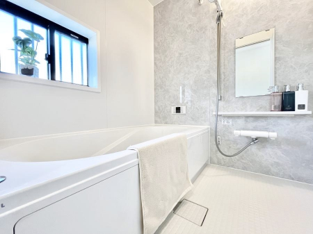 �����@�����`Bath Room�`�@�������������͋C�̗����Ŗ����Ɍ����ă��t���b�V���B���������@�\���t���Ă���̂ŗׂ̐���@�u����Ő􂢏オ�������󕨂��A�J�̓����V�C���C�ɂ������������邱�Ƃ��\�ł��B