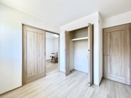 ���̑����ρ@�����`Bed Room�`  �S�����ɂ͎��[�N���[�[�b�g�������I���i�g���̂��m���⏬���͂������A�G�ߕ��̂��m���Ȃǂ���������Ɛ������ڂ����܂������܂��B  ������Ԃ��L���g�p�ł��܂��ˁB