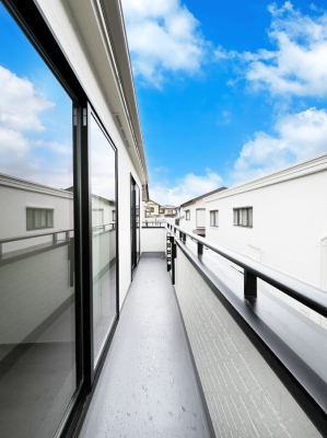 �o���R�j�[�@������A�������`Balcony�`�@������̃o���R�j�[�̑O�ɂ͉_�ȊO�ɑ��z���Ղ���̂�����܂���B�����󕨂������₷���A����薾�邭�C�����̂������������Ă��܂��B�g���₷���J���I�ȃo���R�j�[�ł���