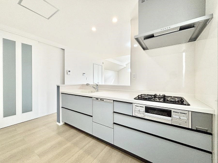 �L�b�`���@���r���O�ŗV�Ԃ��q�l�������Ȃ��炨�������ł���ΖʃL�b�`���B