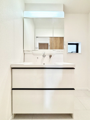 ���ʑ�E���ʏ��@�O�ʋ��̗��ɁA���ϕi��q���p�i�Ȃǂ����[�\�B���ʑ����������ƕۂ��܂��I