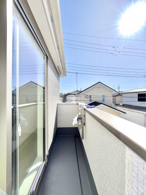 �o���R�j�[�@�����`Balcony�`�@������̃o���R�j�[�̑O�ɂ͉_�ȊO�ɑ��z���Ղ���̂�����܂���B�����󕨂������₷���A����薾�邭�C�����̂������������Ă��܂��B�Ƒ��S�����̐��󕨂���C�Ɋ����܂��B