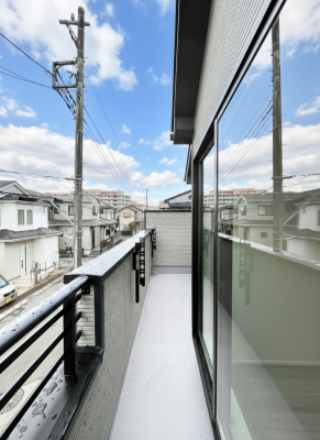 �o���R�j�[�@�����`Balcony�`�@������̃o���R�j�[�̑O�ɂ͉_�ȊO�ɑ��z���Ղ���̂�����܂���B�����󕨂������₷���A����薾�邭�C�����̂������������Ă��܂��B�g���₷���J���I�ȃo���R�j�[�ł���