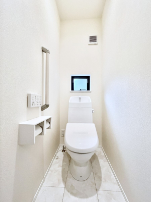 �g�C���@�����`Toilet�`�@�Y��E�X�b�L���E���K�ȃE�H�V�����b�g�t�g�C���ł��낰���Ԃł��B1�A2�K���Ƀg�C���X�y�[�X�I�̌������薾�邭�A���K��ԂƂȂ��Ă���܂��������g���ꏊ�����炱���̔z���ł��I