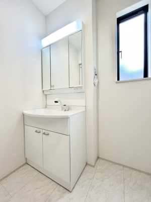 ���̑��@�����`Dressing Room�`�@���邭����������p�E�_�[���[���B�����g���ꏊ�����炱���A���K�ȋ�ԂƂȂ��Ă���܂��B�V�����v�[�h���b�T�[���̗p���Ă���܂��̂ŁA���V��������y�ɏo���܂��B