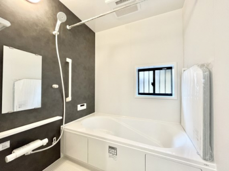 �����@�����`Bath Room�`�@���t���̃o�X���[���́A�̌������薾�邭�C�����̗ǂ���Ԃł��B�������邱�ƂŁA���C�����ǍD�B������芰����o�X���[���ŁA�����̃o�X�^�C�����y���݂ɂȂ肻���ł��B