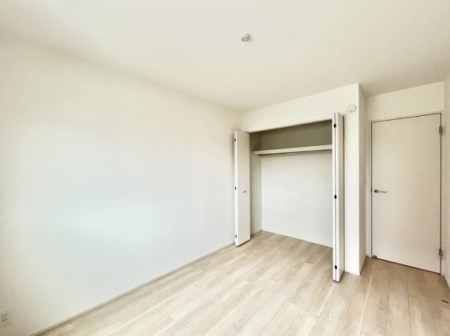 ���̑����ρ@�����`Bed Room�`�@�������������̂��ˌ��Ẵ����b�g�ł��B���Ƒ������������ƂŎ苷�Ɋ����Ă����Z�܂����ˌ��Ăł͊e�����v���C�o�V�[��ۂ��Ƃ��ł��܂��B�Z�܂��ɂ�Ƃ肪���܂�S�������b�N�X�ł��܂���