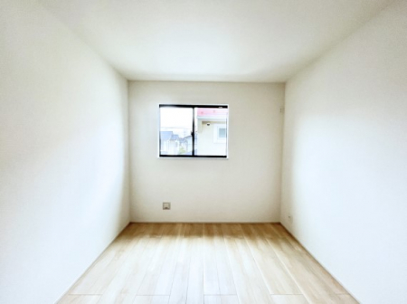 �q�������@�����`Bed Room�`�@�q�������͂��q�l�ɂƂ��đ�Ϗd�Ȗ���������܂��B�q����l�ŉ߂�����Ԃ�^���邱�ƂŁA�h���׋����Ԃ����R�Ƒ����܂����畔���̕Еt����|���Ȃǂ��������ƂɌq����܂��B