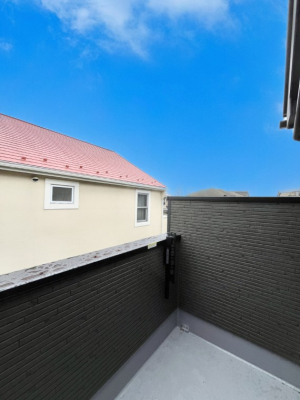 �o���R�j�[�@�����`Balcony�`  �傫�ȋ�Ɉ͂܂ꂽ�C�����̂����ƁB  �o���R�j�[��`�������ň��|�I�ȊJ�����ɕ�܂�܂��B  �o���R�j�[�͗z���������݂��z�c����󕨂��C�����悭�������Ƃ��ł��܂��B