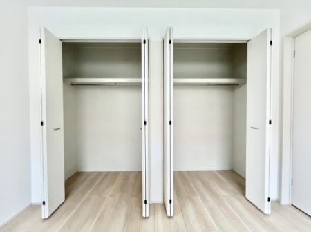 ���[�@�����`Closet�`�@�ǖʃN���[�[�b�g������΃^���X��u���K�v���Ȃ��A�o������̂Ȃ��X�b�L����Ԃ��ێ��ł��܂��B����ꂽ�X�y�[�X��L���Ɋ��p�ł������B�G�߂̈ߗނ��̕i�Ȃǂ����Ղ���[�o���܂��ˁ�