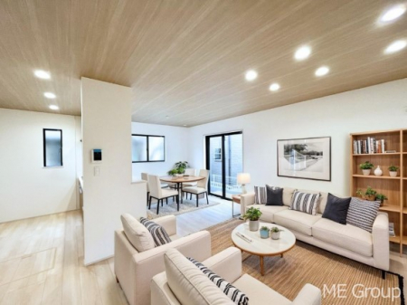 ���r���O�@�����`Living�`�@�Ƒ��̉�b��Ί炪�s���������r���O�ł��B�q���������Ă�p�����Ȃ���A�傫�ȃ\�t�@��_�C�j���O�e�[�u���ł������H���������肭�났�����􂻂�Ȗ������������Ԃł��I���Ƌ��CG�ł�