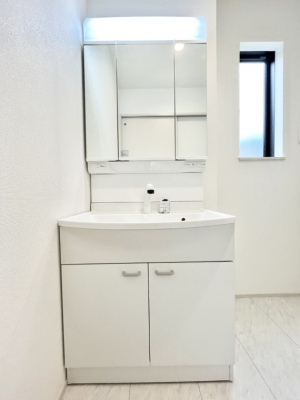 ���ʑ�E���ʏ��@�����`Dressing Room�`�@���邭����������p�E�_�[���[���B�����g���ꏊ�����炱���A���K�ȋ�ԂƂȂ��Ă���܂��B�V�����v�[�h���b�T�[���̗p���Ă���܂��̂ŁA���V��������y�ɏo���܂��B