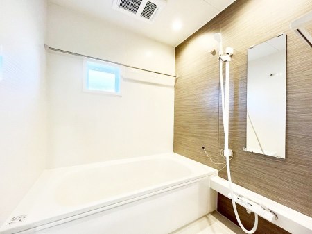 �����@�������Q�������`Bath Room�`�@���t���̃o�X���[���́A�̌������薾�邭�C�����̗ǂ���Ԃł��B�������邱�ƂŁA���C�����ǍD�B������芰����o�X���[���ŁA�����̃o�X�^�C�����y���݂ɂȂ肻���ł��B