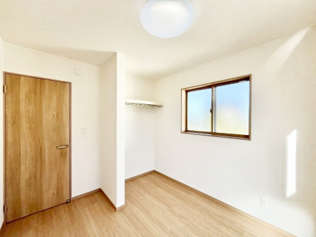 �q�������@�������Q�������`Bed Room�`�@�q�������͂��q�l�ɂƂ��đ�Ϗd�Ȗ���������܂��B�q����l�ŉ߂�����Ԃ�^���邱�ƂŁA�h���׋����Ԃ����R�Ƒ����܂����畔���̕Еt����|���Ȃǂ��������ƂɌq����܂��B