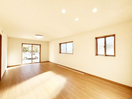 ���r���O�@�������Q�������`Living�`�@�O���̗��Ȃ��V���v���ł�������LDK�B�傫�ȑ�������������������ނ̂Ŏ��������邭�A�Ƒ��̌e���̏�Ƃ��ăs�b�^���ł��B�J�����Ɠ�������̗ǂ��𐥔񂲗����������I