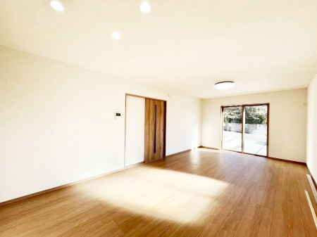 ���̑����ρ@�������Q�������`Living�`�@�L���ȗz�������̏ꏊ���Ƃ炵�����B�����邱�̋�Ԃ݂͂�Ȃ̏Ί炪�W���ꏊ�A����Y��A���邱�Ƃ̂Ȃ����킢���Ȃ���b���y���ގ��ԁA��������̎v�����Ԃ���ꏊ�B