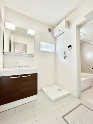 ̑@Ă̂ŎC̑ꏊłC\s܂B̐gxxCǂI