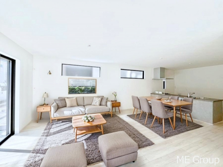 ���r���O�@�Ƒ��̘a�₩�ȉ�b���������Ă������B�J�����̂��郊�r���O�ł��B���Ƌ��CG�ł�  