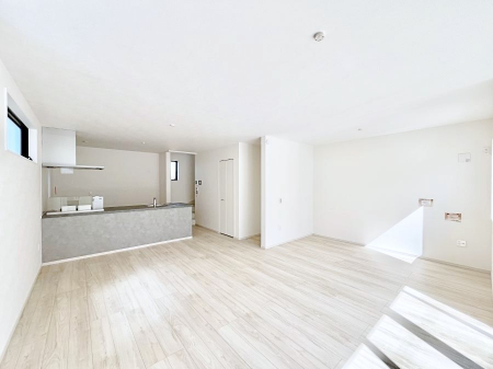 ���r���O�@���邢�z���������A�����̕��͋C�ɖ�������郊�r���O�E�_�C�j���O�B 