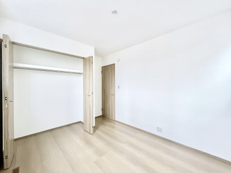 �q�������@�������Q�������`Bed Room�`�@�؂̉����肪�₳�����t���[�����O�͈��炬�������炷�v���C�x�[�g��ԁB����߂̃t���[�����O�ł��̂ŁA�ǎ��Ƃ��}�b�`���A���������X�ɍL�������Ă������ʂ��B