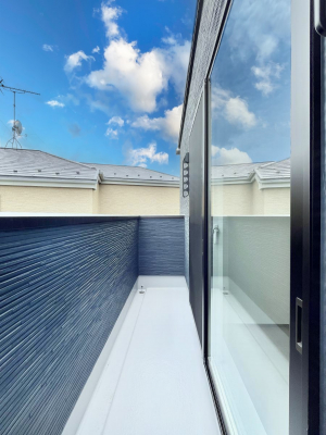 �o���R�j�[�@�������Q�������`Balcony�`�@�傫�ȋ�Ɉ͂܂ꂽ�C�����̂����ƁB�o���R�j�[��`�������ň��|�I�ȊJ�����ɕ�܂�܂��B�o���R�j�[�͗z���������݂��z�c����󕨂��C�����悭�������Ƃ��ł��܂��B