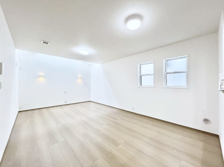 ���r���O�@�������Q�������`Living�`�@�Ƒ��̐H����c���̂ق��A�q�ǂ���V�΂�����A�F�l���������肷��LDK�͏Z�܂��̒��S�B�����ԉ߂����ꏊ������A���̋�Ԃ͏Z�܂��S�̂̋��S�n�����E���܂��B