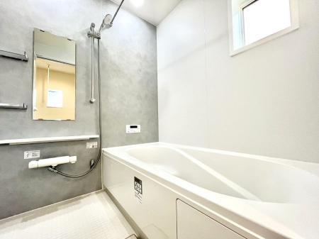 �����@�����`Bath Room�`�@�������������͋C�̗����Ŗ����Ɍ����ă��t���b�V���B���������@�\���t���Ă���̂ŗׂ̐���@�u����Ő􂢏オ�������󕨂��A�J�̓����V�C���C�ɂ������������邱�Ƃ��\�ł��B