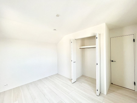 �Q���@�����`Bed Room�`  �S�����ɂ͎��[�N���[�[�b�g�������I���i�g���̂��m���⏬���͂������A�G�ߕ��̂��m���Ȃǂ���������Ɛ������ڂ����܂������܂��B  ������Ԃ��L���g�p�ł��܂��ˁB