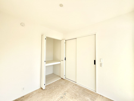 ���̑����ρ@�����`Japanese Room�`�@LDK�אڂ̘a���́A�A�C���������Ȃǉ��l�̉Ǝ��X�y�[�X�Ƃ��āA�܂������Ȃ��q�l�̂��邲�ƒ�ł͂����Q�₨�ނւ��̏�Ƃ��Ă����p���������܂��B