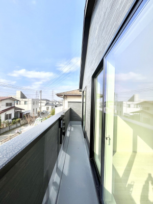 �o���R�j�[�@�����`Balcony�`�@������̃o���R�j�[�̑O�ɂ͉_�ȊO�ɑ��z���Ղ���̂�����܂���B�����󕨂������₷���A����薾�邭�C�����̂������������Ă��܂��B�g���₷���J���I�ȃo���R�j�[�ł���