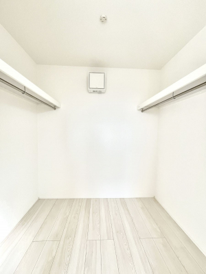 ���̑��@�����`Walk-in Closet�`�@�K�v�Ȃ��̂�R�[�f�B�l�[�g���ꗗ���Ċm�F�ł��A�g�x�x�⏀�����Z���ԂōςރE�H�[�N�C���N���[�[�b�g��ݒu���܂����B�Ƃ̒�����������Ƃ�����֗��Ȏ��[�X�y�[�X�ł��B