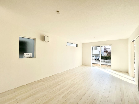 ���r���O�@�����`Living�`�@�O���̗��Ȃ��V���v���ł�������LDK�B�傫�ȑ�������������������ނ̂Ŏ��������邭�A�Ƒ��̌e���̏�Ƃ��ăs�b�^���ł��B�J�����Ɠ�������̗ǂ��𐥔񂲗����������I