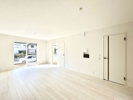 ���̑����ρ@�����`Living�`�@�L���ȗz�������̏ꏊ���Ƃ炵�����B�����邱�̋�Ԃ݂͂�Ȃ̏Ί炪�W���ꏊ�A����Y��A���邱�Ƃ̂Ȃ����킢���Ȃ���b���y���ގ��ԁA��������̎v�����Ԃ���ꏊ�B