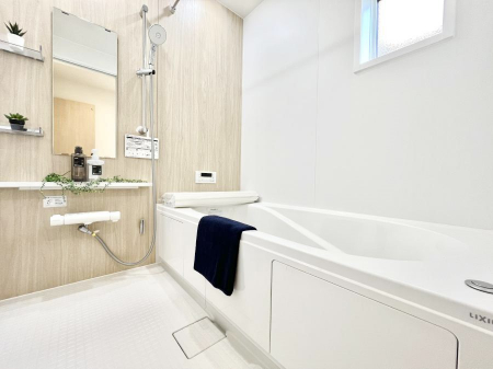 �����@�����`Bath Room�`�@�������������͋C�̗����Ŗ����Ɍ����ă��t���b�V���B���������@�\���t���Ă���̂ŗׂ̐���@�u����Ő􂢏オ�������󕨂��A�J�̓����V�C���C�ɂ������������邱�Ƃ��\�ł��B