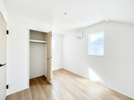 ���̑����ρ@�����`Bed Room�`�@�؂̉����肪�₳�����t���[�����O�͈��炬�������炷�v���C�x�[�g��ԁB����߂̃t���[�����O�ł��̂ŁA�ǎ��Ƃ��}�b�`���A���������X�ɍL�������Ă������ʂ��B