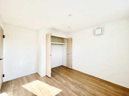 �Q���@�����`Bed Room�`�S�����ɂ͎��[�N���[�[�b�g�������I���i�g���̂��m���⏬���͂������A�G�ߕ��̂��m���Ȃǂ���������Ɛ������ڂ����܂������܂��B  ������Ԃ��L���g�p�ł��܂��ˁB