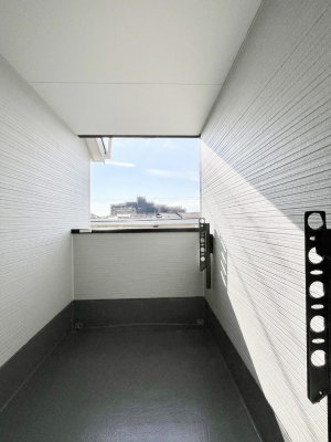 �o���R�j�[�@�����`Balcony�`�@�C���i�[�o���R�j�[�͐��󕨂������X�y�[�X�Ƃ��ċ}�ȉJ�Ő��󕨂��G��Ă��܂��̂�h���ł���܂����`�F�A�ł��낢����A�Ăɂ͎�����C�ɂ����r�j�[���v�[�����y���߂܂��ˁ�