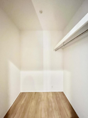 ���[�@�����`Walk-in Closet�`�@��������̗m���������Ă��V���ɂȂ�ɂ����E�H�[�N�C���N���[�[�b�g�B�m���ȊO�ɂ��A���i�g��Ȃ��Ɠd��X�[�c�P�[�X�A�X�g�b�N�i�Ȃǉ��ł��Еt����������Ԃł��B