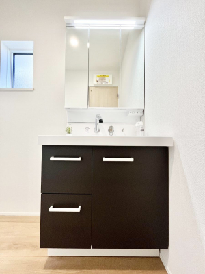 ���ʑ�E���ʏ��@�����`Dressing Room�`�@�\���ȑ傫���̐��ʑ�͎��[�����鎖�Ȃ���A�g�����Ȃ݃`�F�b�N�⎕�����ȂǁA���̍Q�����������Ԃł��z�e�����C�N�ȃX�y�[�X�ŗ]�T�Ƃ�Ƃ�������Ē����܂��B