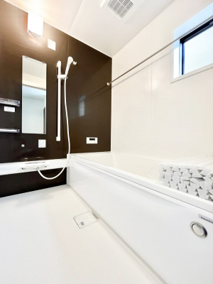 �����@�������P�������`Bath Room�`�@���t���̃o�X���[���́A�̌������薾�邭�C�����̗ǂ���Ԃł��B�������邱�ƂŁA���C�����ǍD�B������芰����o�X���[���ŁA�����̃o�X�^�C�����y���݂ɂȂ肻���ł��B