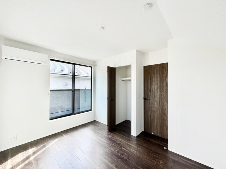 ���̑����ρ@�������P�������`Bed Room�`�@�o���R�j�[����̖��邢���������������݂܂��B�_�炩�����R���Œ��ڊo�߂��炵������邾�낤�B�܂��A�@�\�I�Ȏ��[��z�u���āA�Еt������Ԃ������o�������B