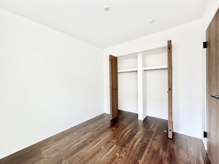 �q�������@�������P�������`Bed Room�`�@�q�������͂��q�l�ɂƂ��đ�Ϗd�Ȗ���������܂��B�q����l�ŉ߂�����Ԃ�^���邱�ƂŁA�h���׋����Ԃ����R�Ƒ����܂����畔���̕Еt����|���Ȃǂ��������ƂɌq����܂��B