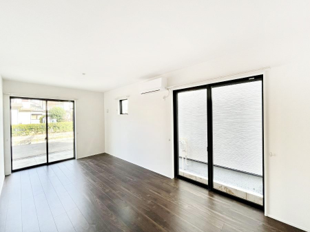 ���r���O�@�������P�������`Living�`�@�O���̗��Ȃ��V���v���ł�������LDK�B�傫�ȑ�������������������ނ̂Ŏ��������邭�A�Ƒ��̌e���̏�Ƃ��ăs�b�^���ł��B�J�����Ɠ�������̗ǂ��𐥔񂲗����������I