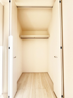 ���[�@������1�������`Closet�`�@�ǖʃN���[�[�b�g������΃^���X��u���K�v���Ȃ��A�o������̂Ȃ��X�b�L����Ԃ��ێ��ł��܂��B����ꂽ�X�y�[�X��L���Ɋ��p�ł������B�ߗނ��̕i�Ȃǂ����Ղ���[�o���܂��ˁ�