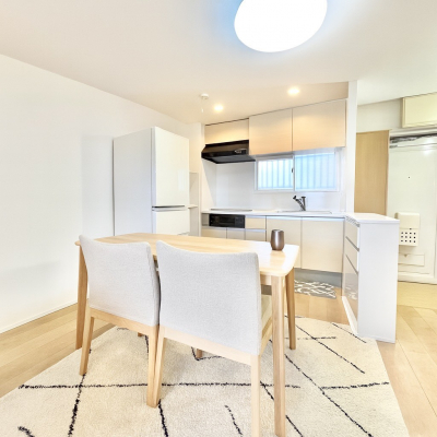 rO@`Living`@Ƒ̐HĉقAqǂV΂AFl肷LDK͏Z܂̒SBԉ߂ꏊA̋Ԃ͏Z܂Ŝ̋SnE܂BꕔCGH