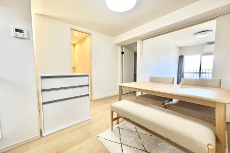 rO@`Living`@O̗ȂVvłLDKB傫ȑނ̂Ŏ邭AƑ̌ȅƂăsb^łBJƓ̗ǂ𐥔񂲗IꕔCGH