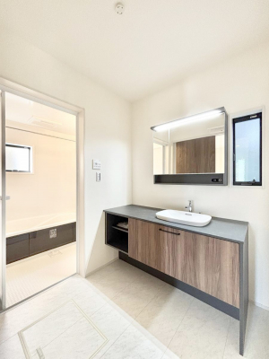 ���̑��@������2�������`Dressing Room�`  ����������F�����œ��ꂳ��Ă���ƁA�X�b�L���Ɛ�������ۂ������܂��B���̗��ɂ͂����Ղ�Ǝ��[�X�y�[�X��W�������I�����́A�V���v�����@�\�����d�����āB